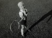 Four year old Anton nearly as big as the tennis racquet in Buitenzorg 1940.